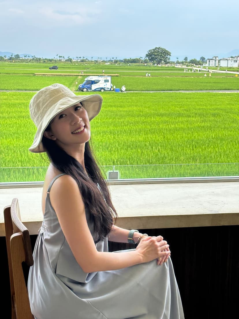 Alicia Phua, SAC Registered Counsellor with over 1,800 hours of counselling experience, specializing in individual and couples therapy in Singapore